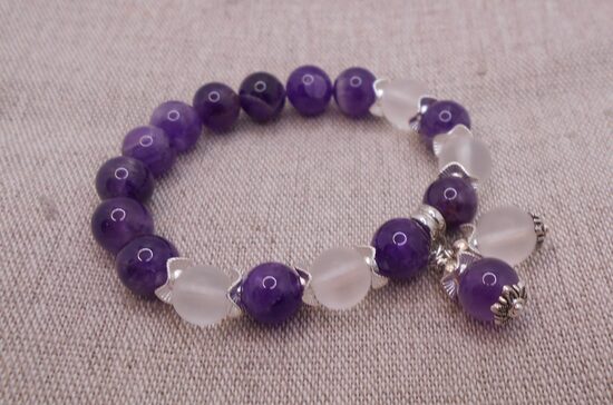 Ametista un kalnu kristāla rokassprādze ar piekariņiem (14-15cm)